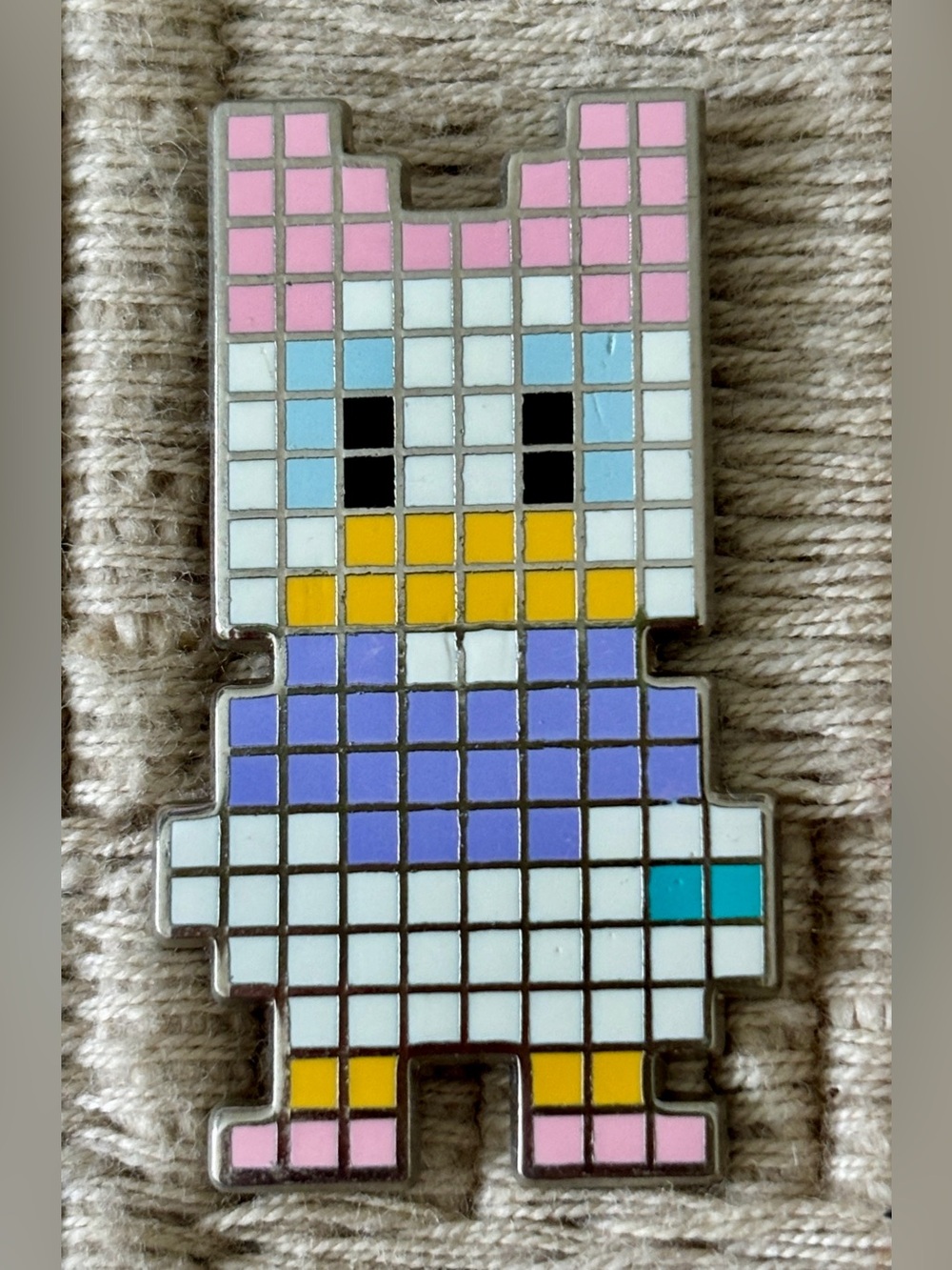 DISNEY 2018 Daisy Duck 8-Bit Pixel Pin